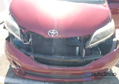 2017 Toyota Sienna Se Premium 8 Passenger z USA, uszkodzony, nr VIN 5TDXZ3DCXHS895547